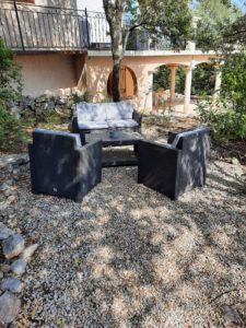 Cette terrasse pour la chambre famille est un lieu parfait pour passer des moments conviviaux et relaxants en famille, avec un espace généreux et une ambiance chaleureuse, idéale pour profiter du plein air et se détendre ensemble.