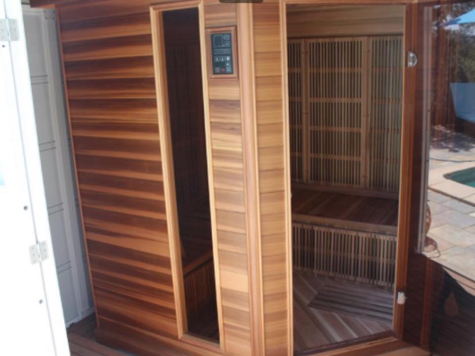 un sauna diffusant une chaleur enveloppante pour une expérience sensorielle unique.