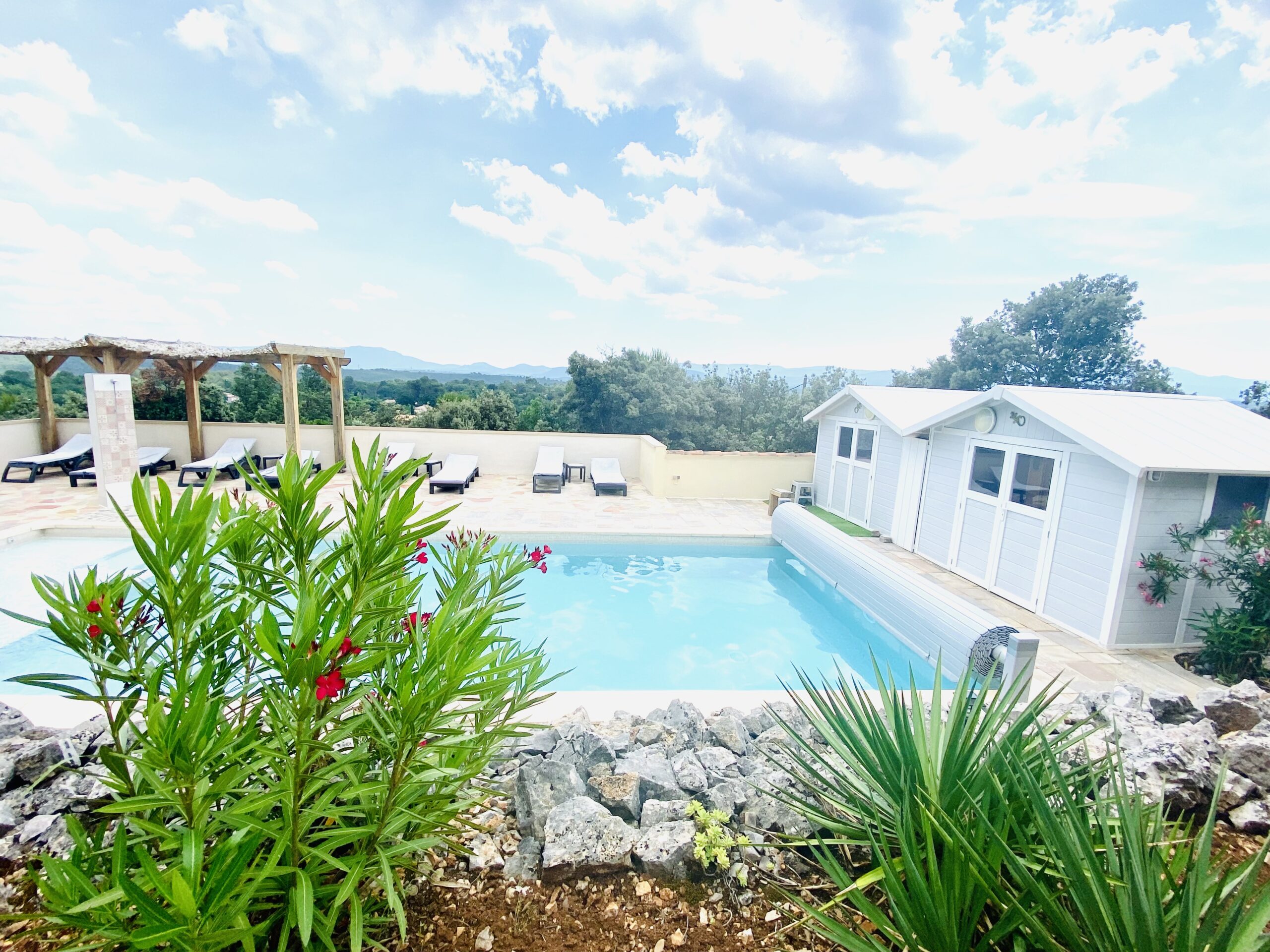 terrasse piscine fleur